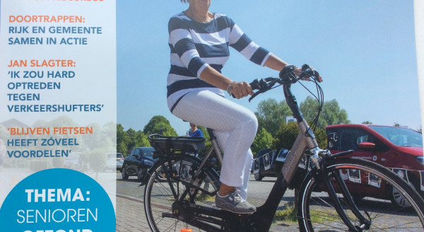 Mevrouw neemt deel aan de Opfriscursus voor Ouderen