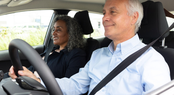 foto auto rijden senioren