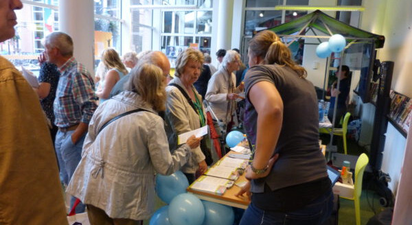 Bezoekers op de seniorenmarkt