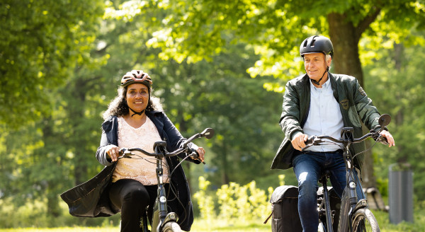 Twee fietsers met fietshelm in het park