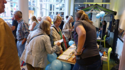 Bezoekers op de seniorenmarkt