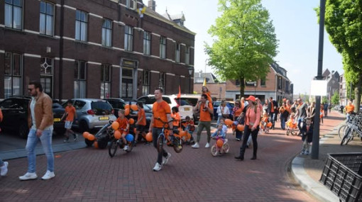 Optocht  kinderen met versierde fietsen