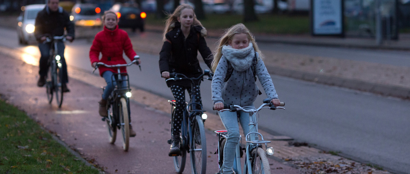 Scholieren op de fiets