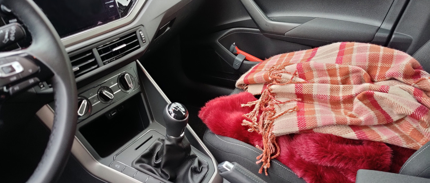 Autorijden zonder winterjas is veiliger