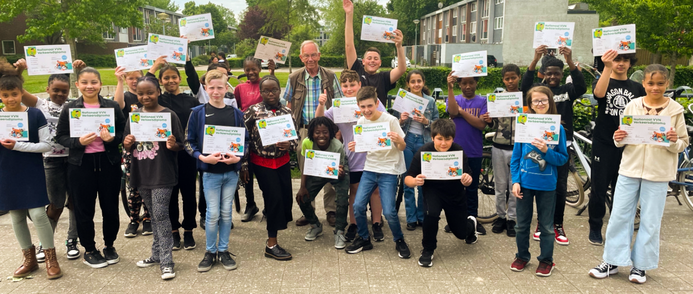 Kineren van de Basisschool Ichthus in Lelystad zijn gslaagd voor hun theoretische verkeersexamen