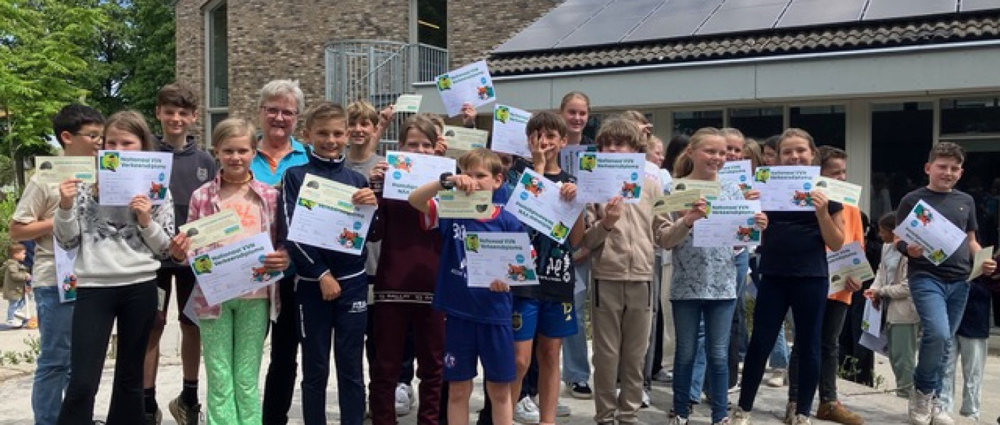 Leerlingen van De Duizendpoot krijgen verkeersdiploma en bon voor gratis fietshelm van Halfords