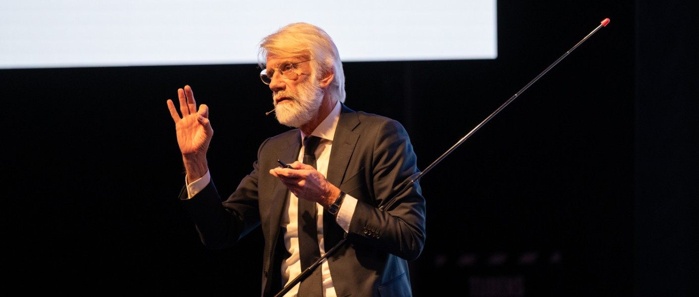 Foto van Erik Scherder die aan het presenteren is