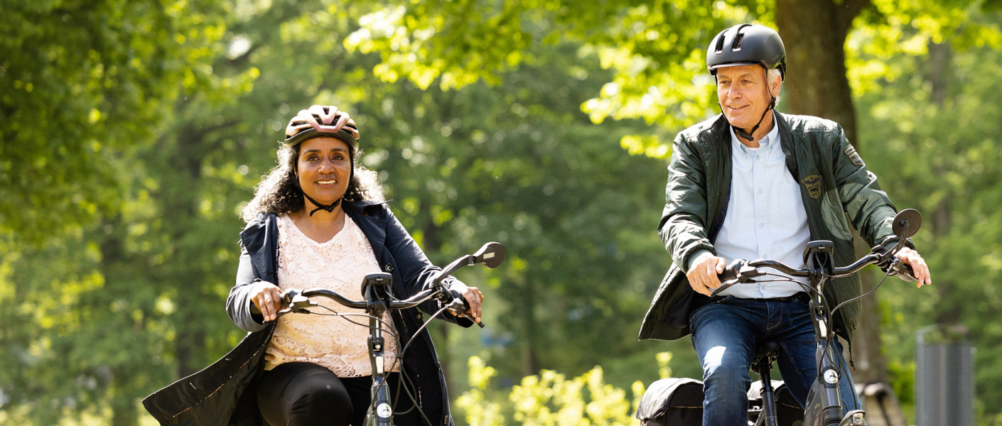 Fietsende man en vrouw met fietshelm