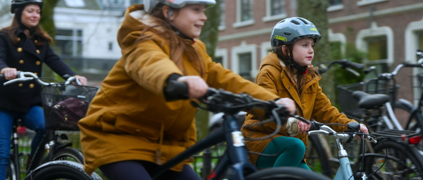 fietsers met een fietshelm op