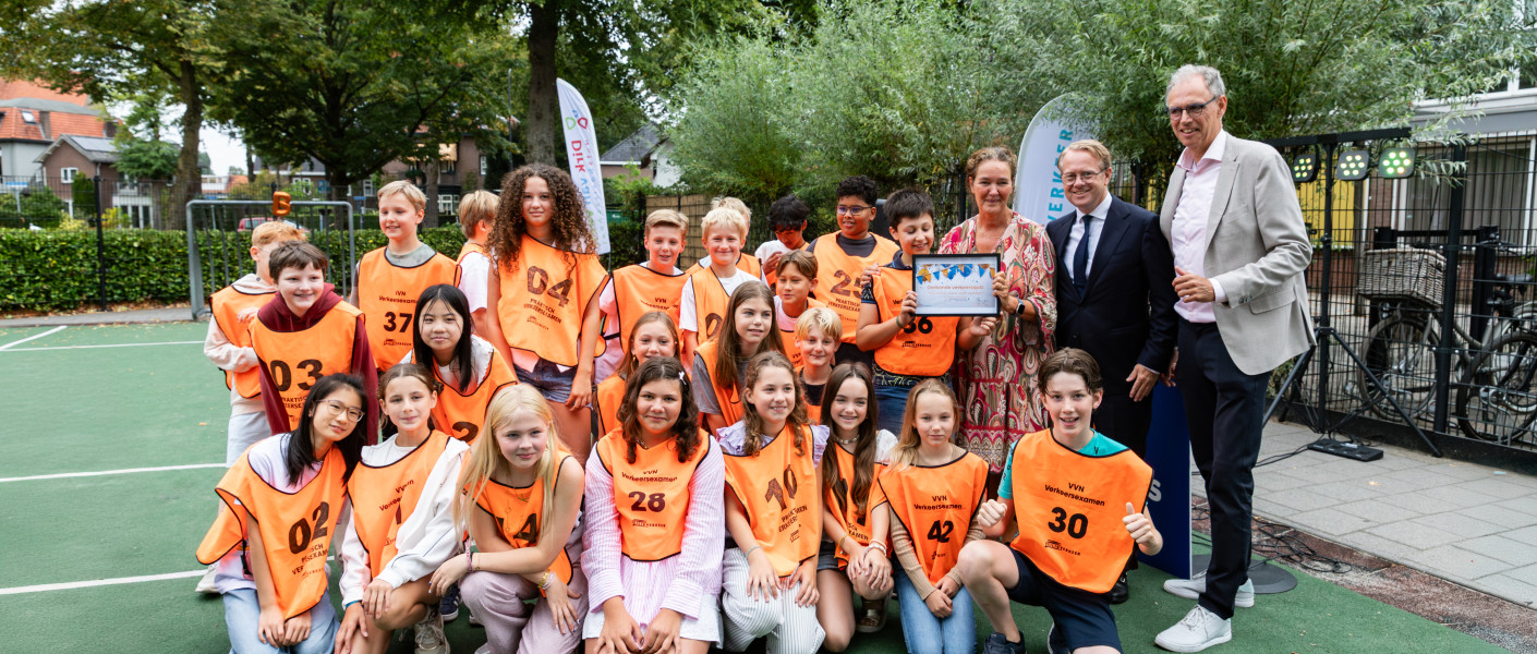 Groepsfoto met de leerlingen van groep 8, met daarnaast minister Robert Tieman (I&W) en directeur Veilig Verkeer Nederland, Evert-Jan Hulshof