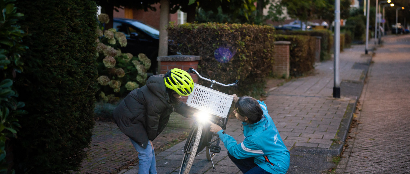 Fietsverlichting wordt gecontroleerd