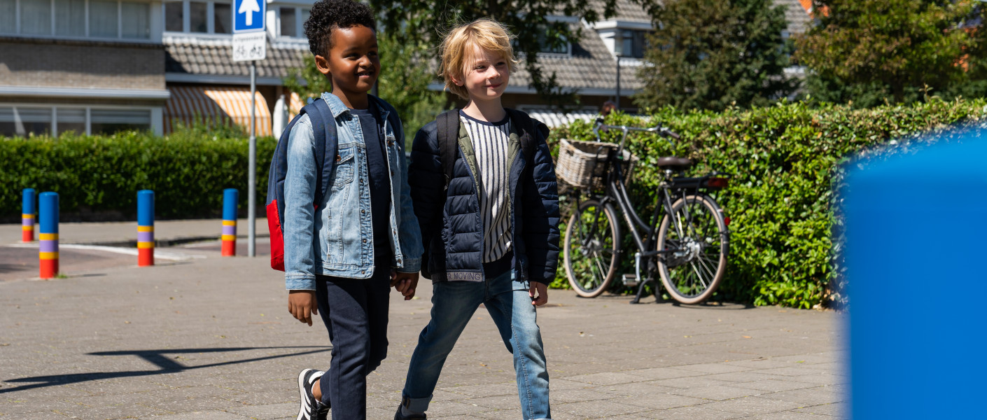 Kinderen lopen in schoolomgeving