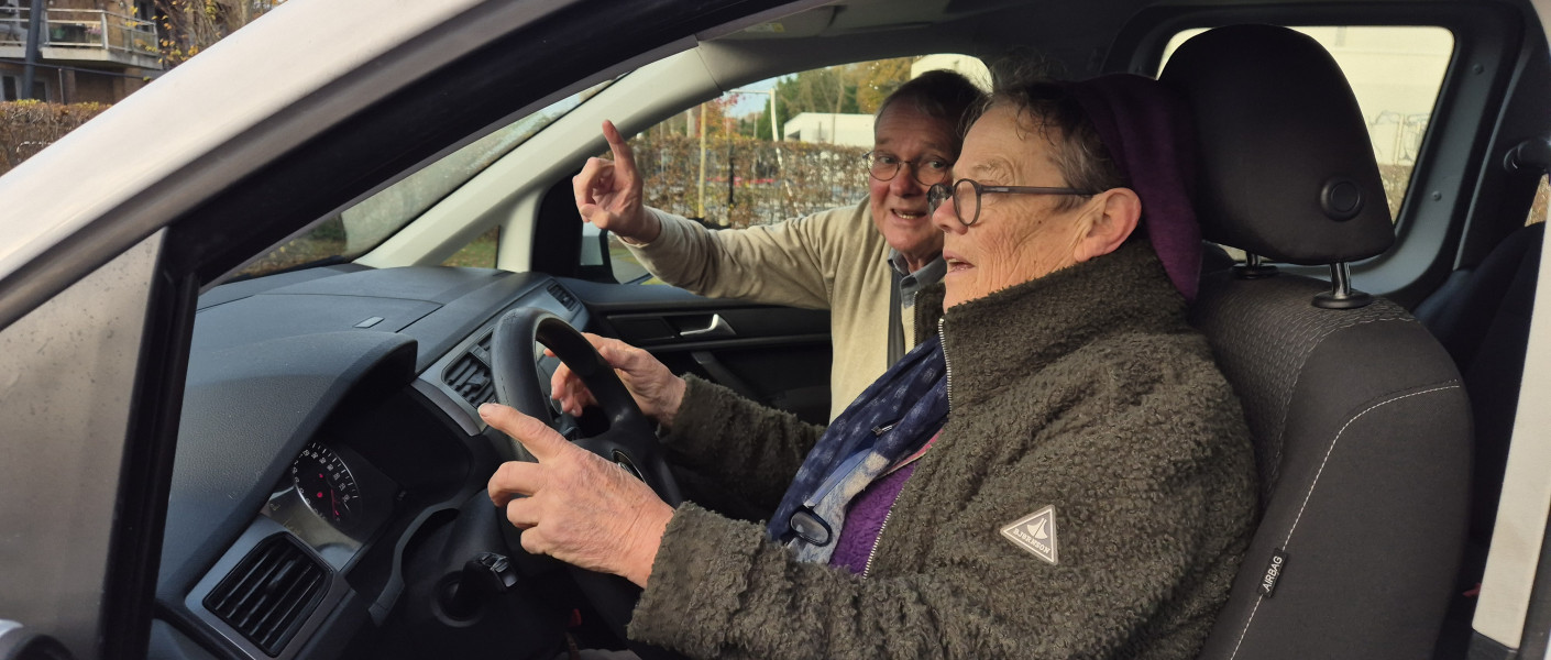 Deelnemer Maria Jutten met rij-instructeur Kees van Staveren