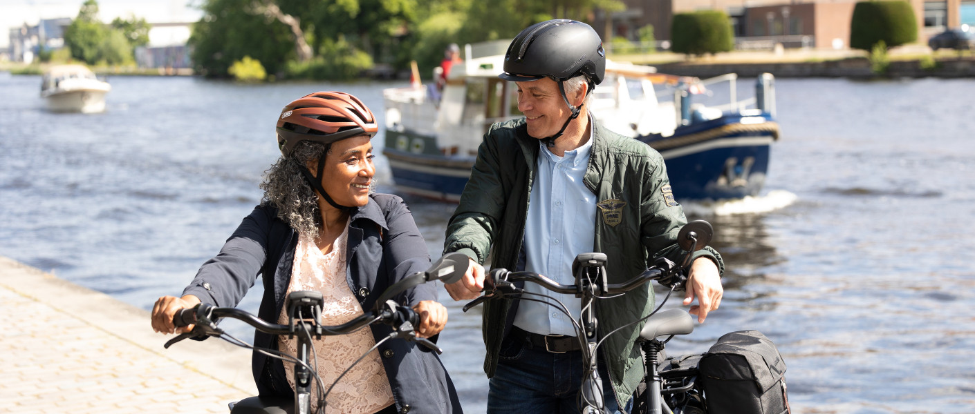 Fietsers met een helm op