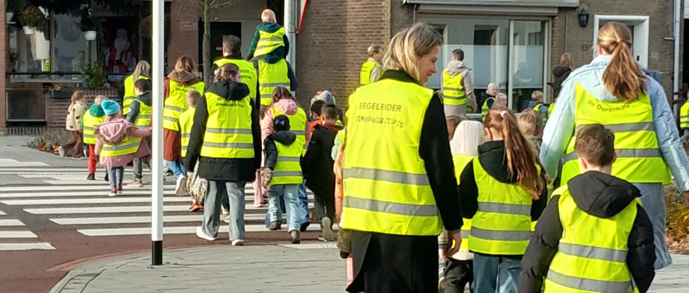 Kinderen met fluor hesjes