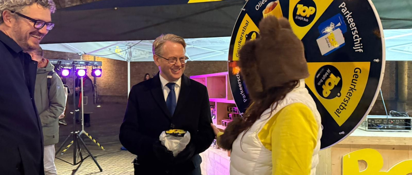 Minister Robert Tieman bij de aftrap van de Bob-campagne