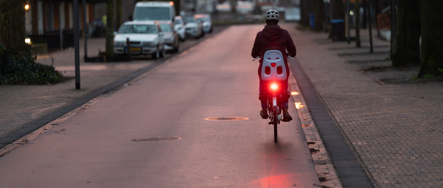 Fietser op het fietspad in ochtend