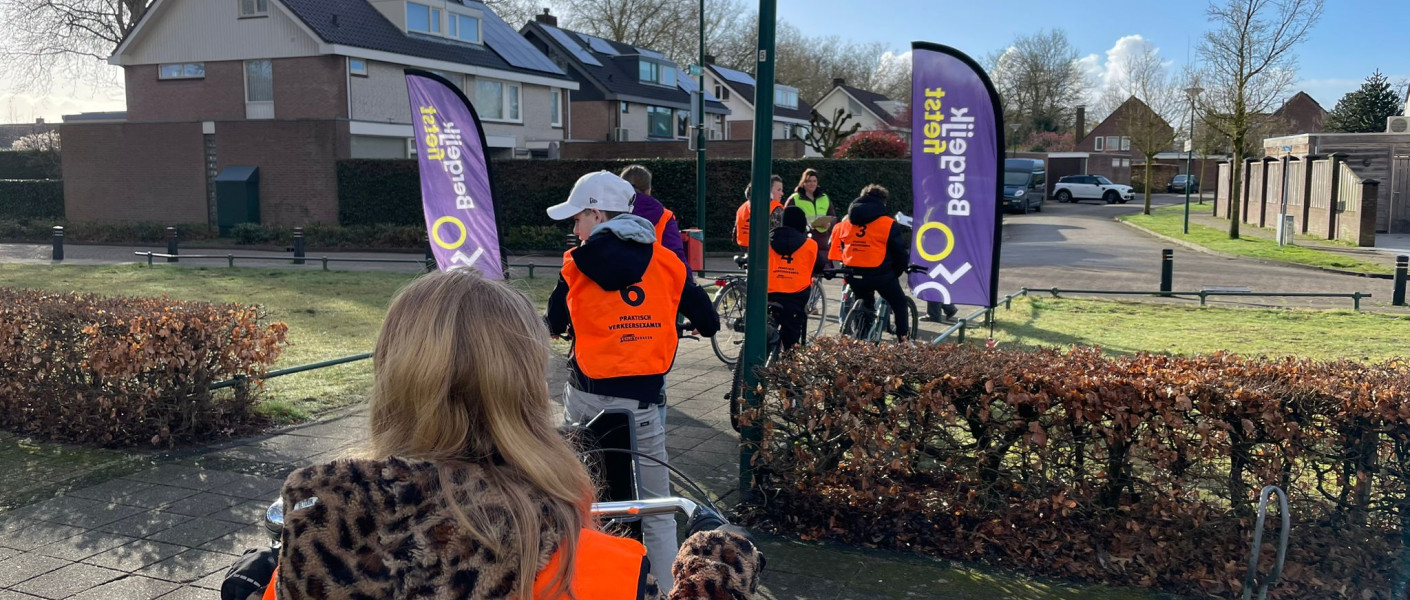 Kinderen van groep 8 die deelnemen aan het praktisch verkeersexamen.