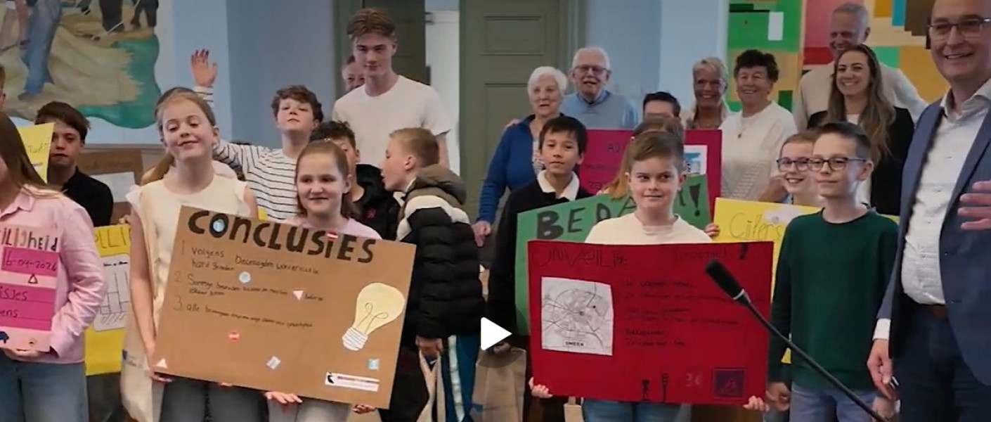 Kinderen en wethouder in de raadzaal