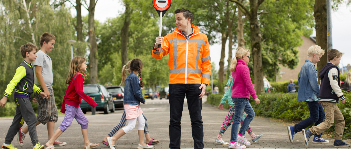 Hulp Bij Oversteken | Veilig Verkeer Nederland