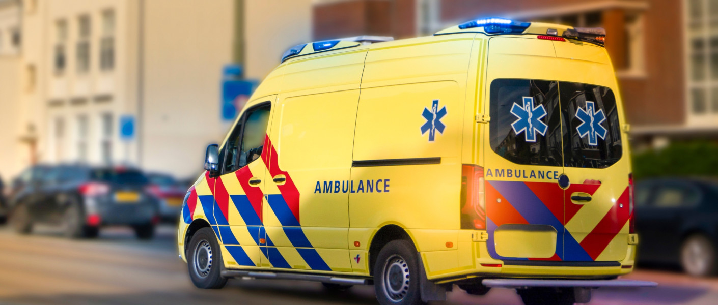 Rijdende ambulance met zwaailichten