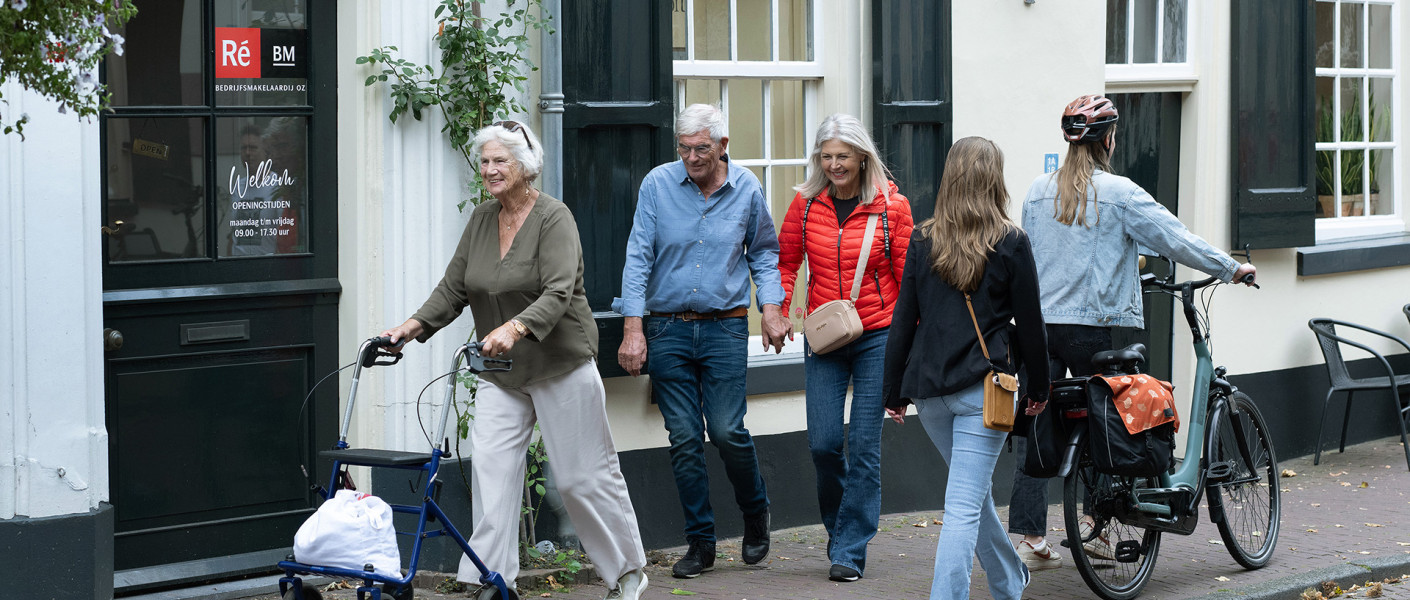 Diverse voetgangers op de stoep