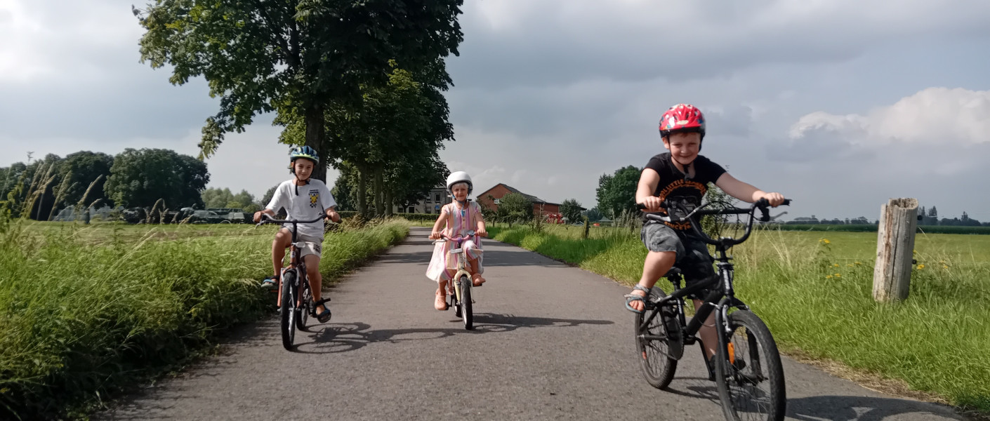 Foto kinderen met fietshelm