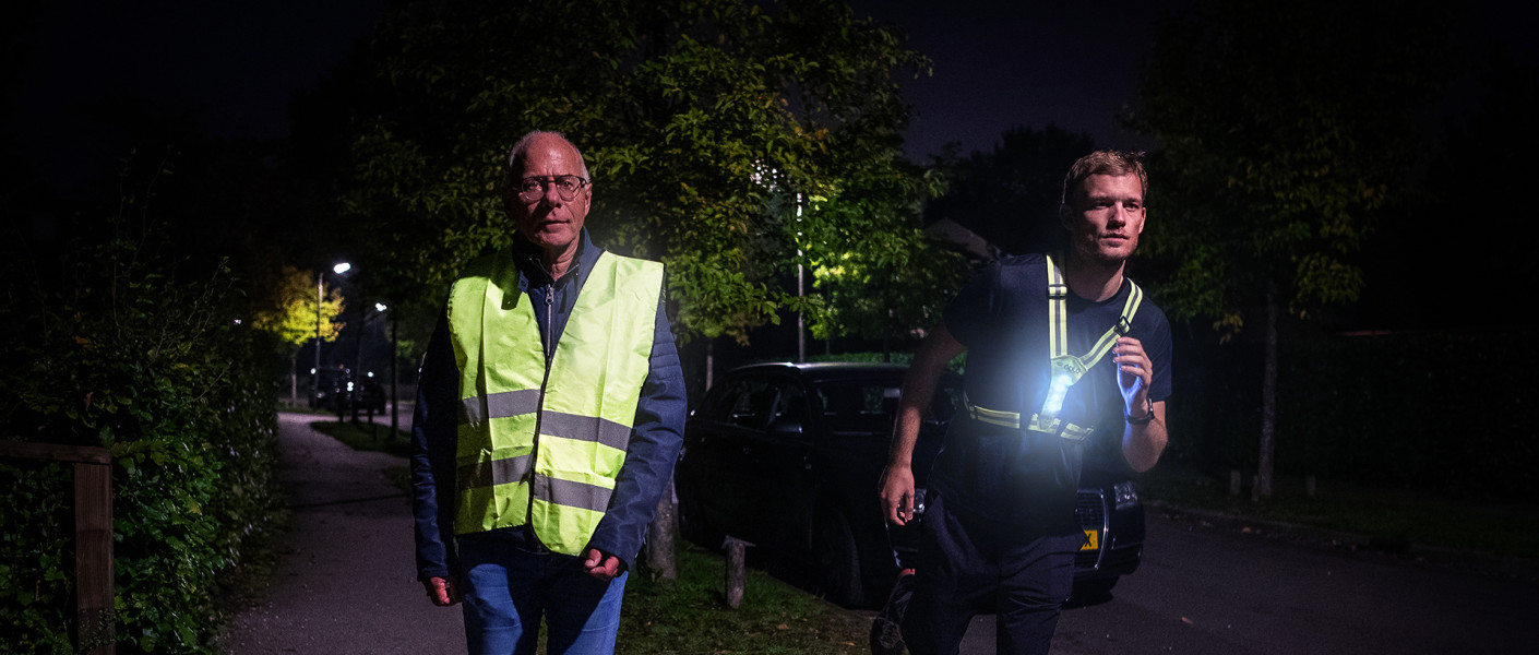 Hardloper voetganger Veilig Verkeer Nederland opvallen donker kleding VVN