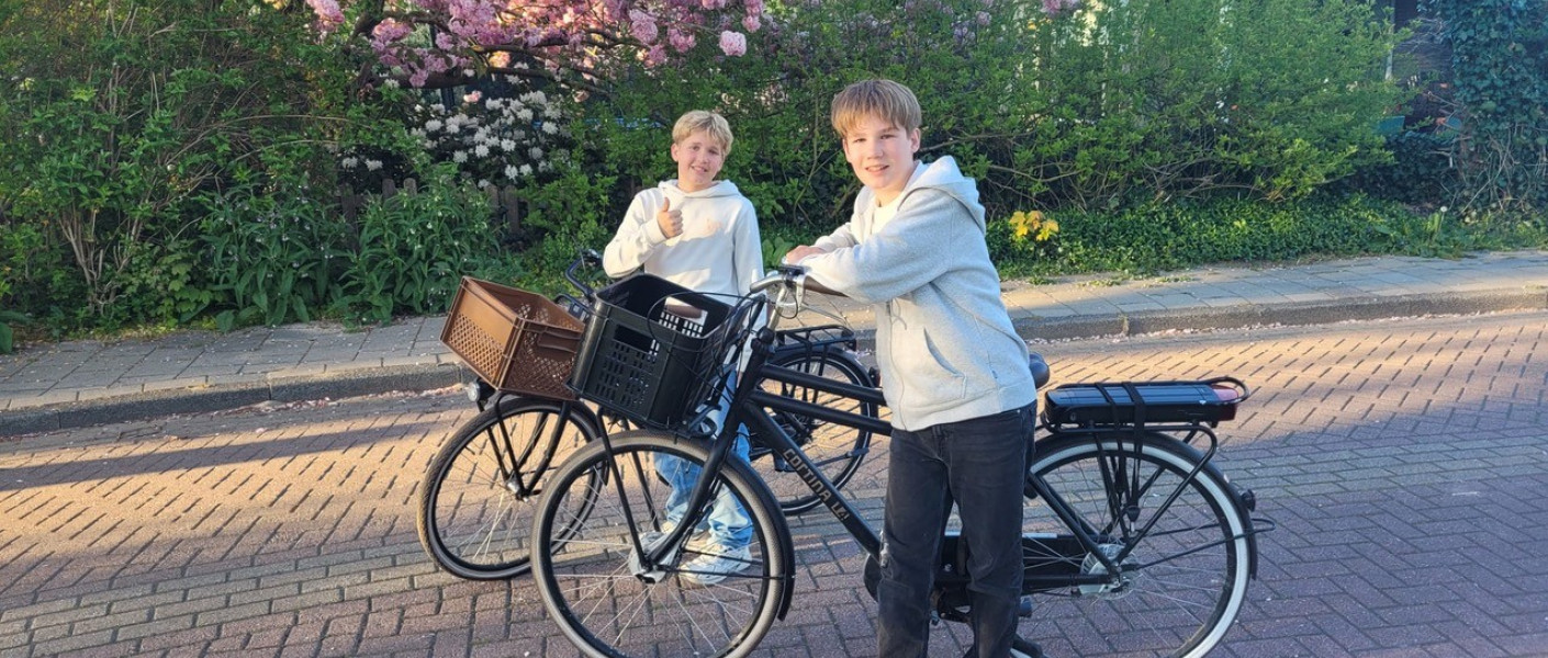 Twee kinderen staan stil met de fiets
