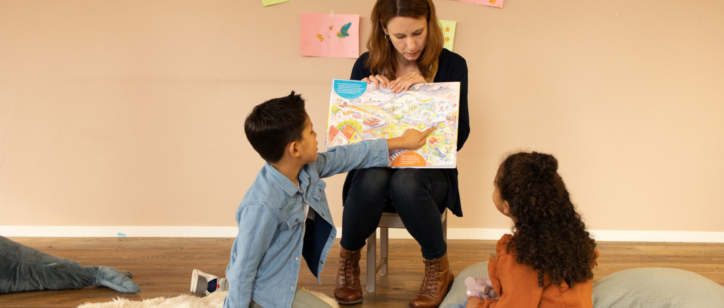 Kinderen en juf lezen Sproet en de Straathaaien