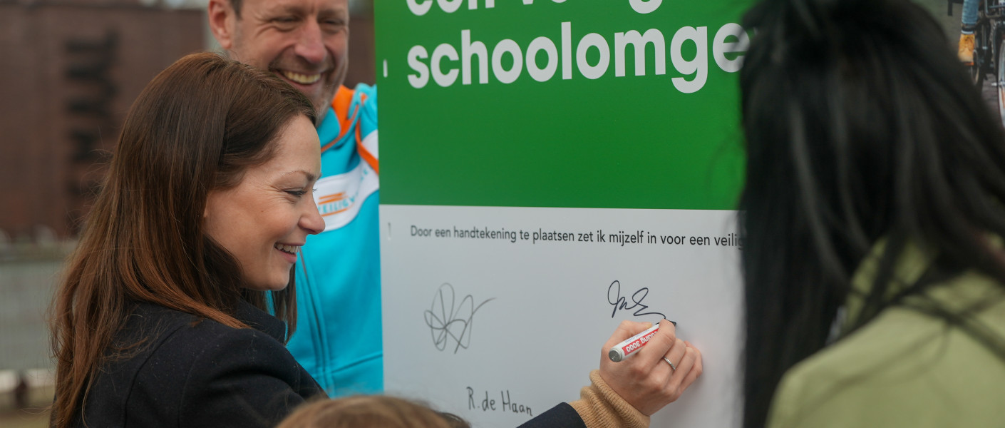 Er wordt een handtekening gezet onder het project Veilige Schoolomgeving