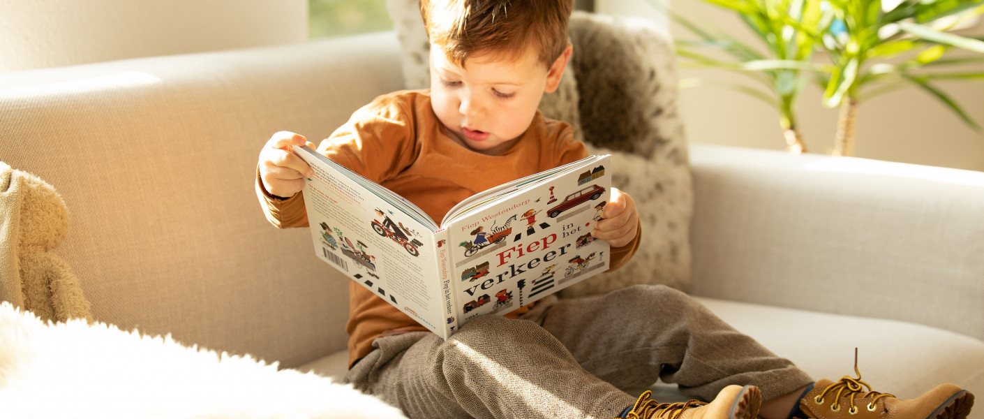 Jongen leest Fiep in het verkeer