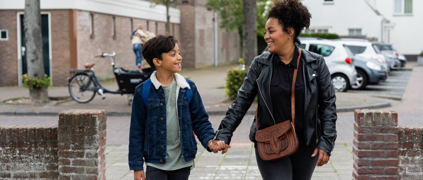 Moeder en jongen lopen op de stoep