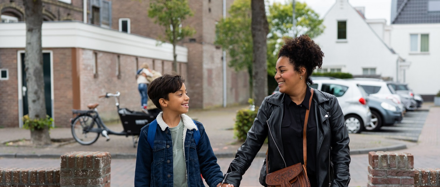 Moeder en kind lopen naar school