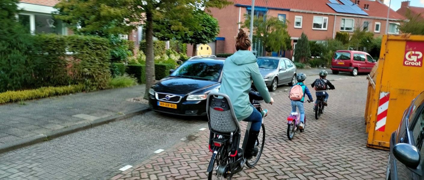 Moeder en kinderen fietsen in de buurt