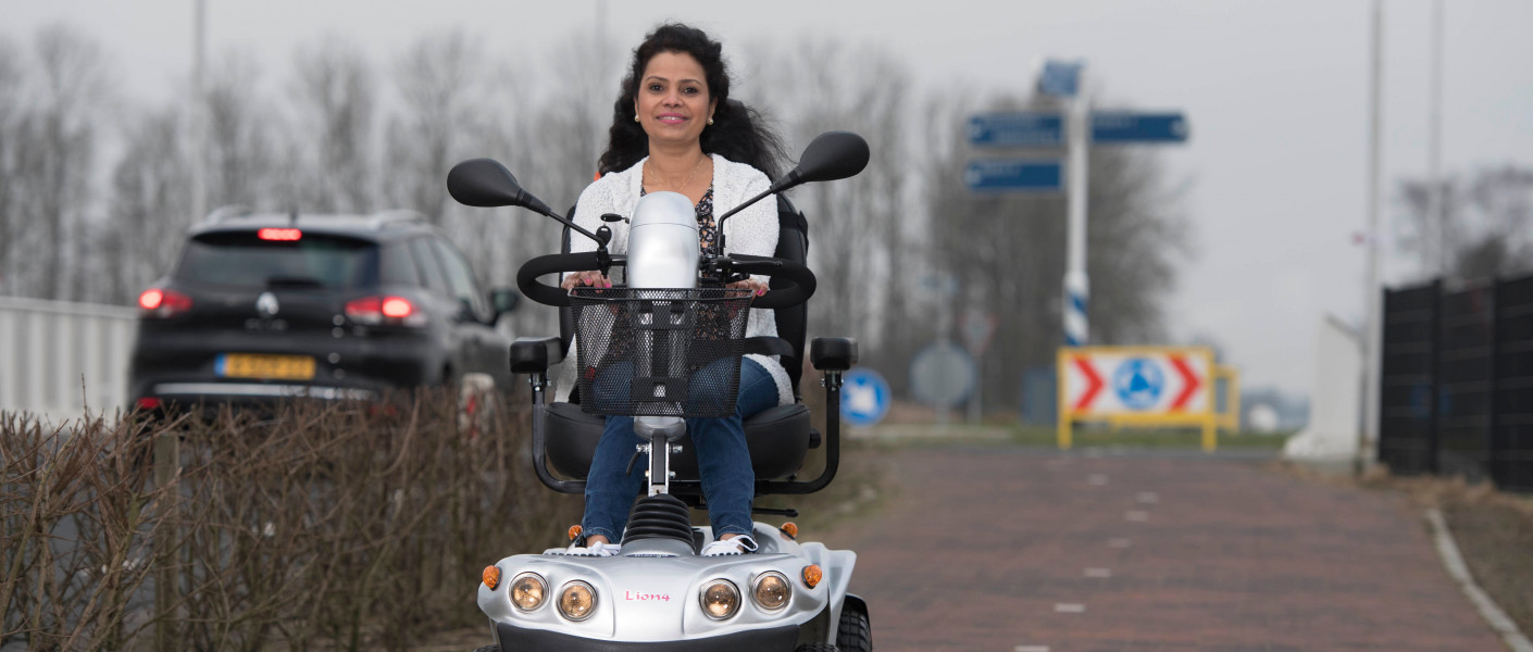 Vrouw in scootmobiel