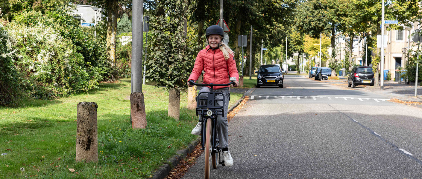 Kind fietst met fietshelm