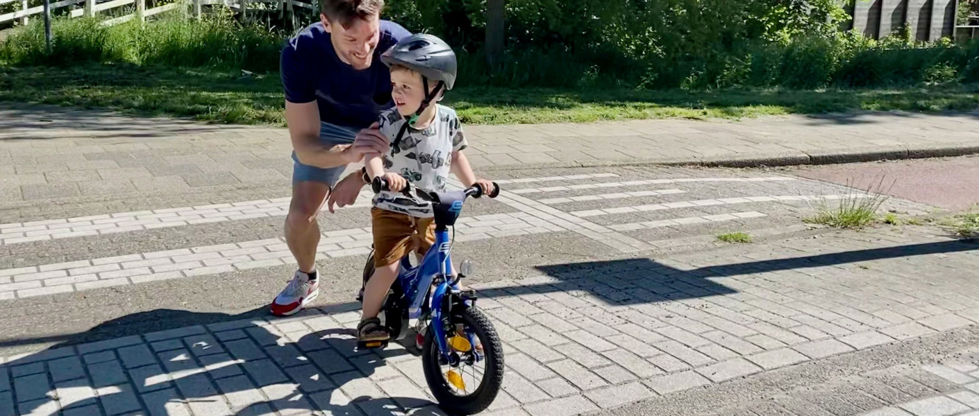 Verkeersopvoeding Michiel Oosterhuis loopfiets leren fietsen.jpg