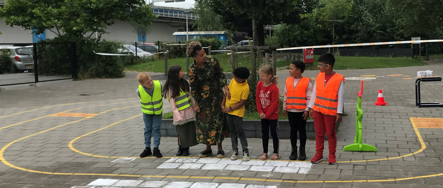 Verkeersouder doet oversteekproject op schoolplein