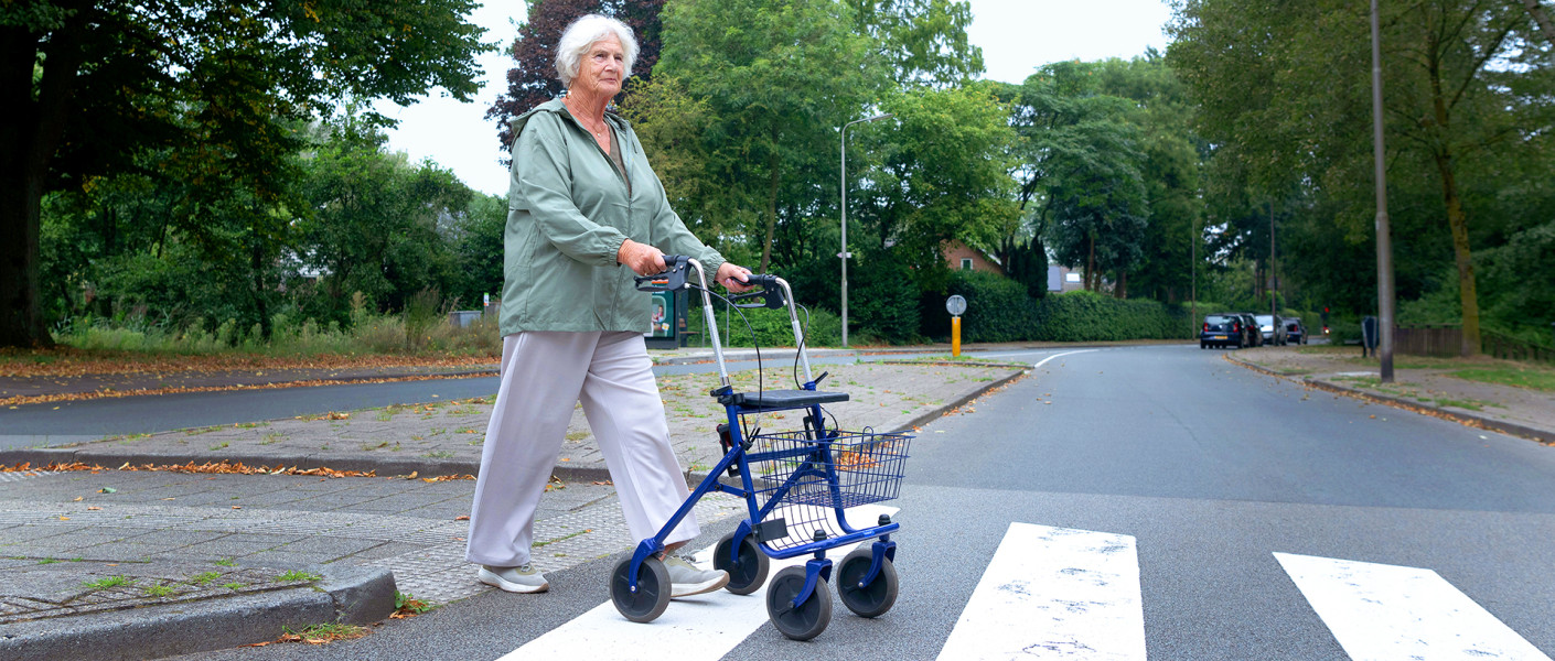 Voetganger loopt met rollator