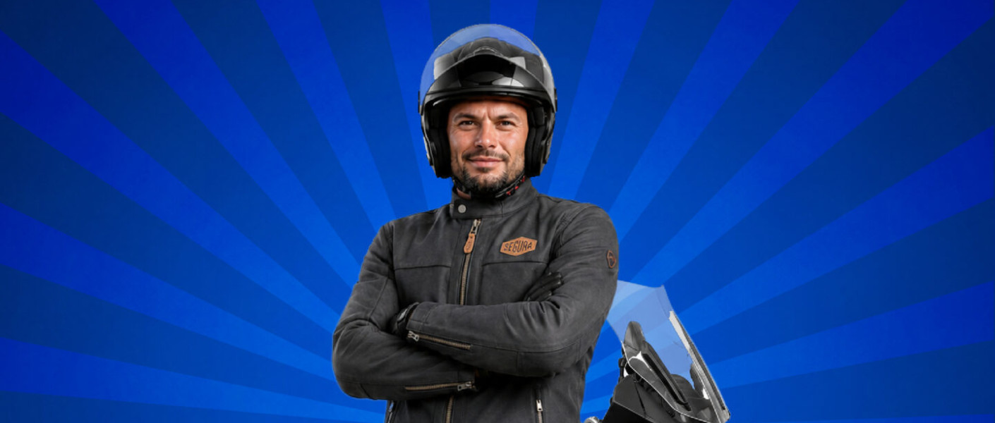 Motorrijder met helm en beschermende kleding