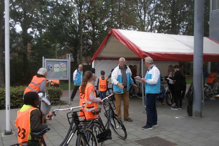 Veilg verkeer afdeling Etten-Leur fietscontrole bij start verkeersexamens