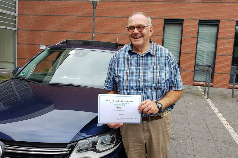 Meneer heeft deelgenomen aan de opfriscursus. Na afloop heeft meneer een cerftificaat ontvangen.
