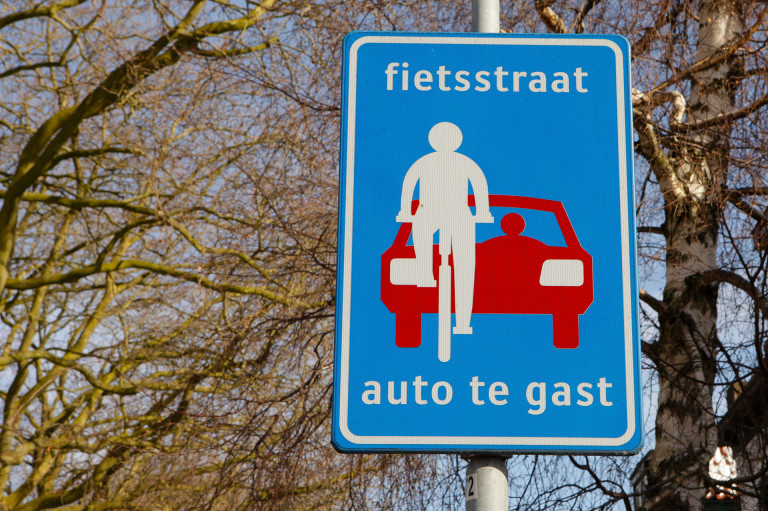 Dit bord geeft aan dat het om een fietsstraat gaat.