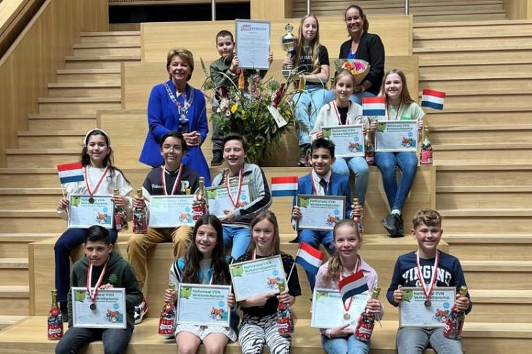 Op de foto de burgemeester met de verkeersbonzen 2024 en een vertegenwoordiging van de verkeersschool van het jaar. Verkeersbonzen zijn met lof geslaagd voor het examen en de verkeersschool van het jaar heeft haar leerlingen het best op het examen voorbereid.