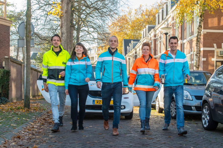 Vrijwilligers in VVN-kleding lopen op straat