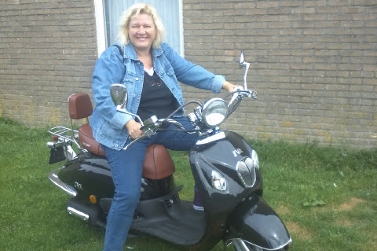 Ik vind scooter rijden ook leuk en heb al 43 jaar mijn autorijbewijs