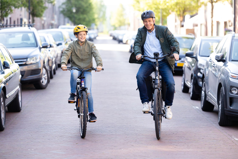50-plussers fietsen helm zomerchallenge
