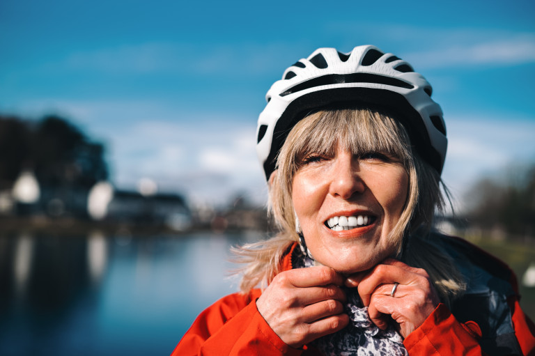 Veilig Verkeer Nederland senior fietser met fietshelm