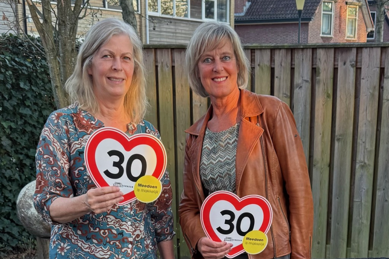 Bewoners Irma en Gerrie met in hun hand een 30 km/uur sticker